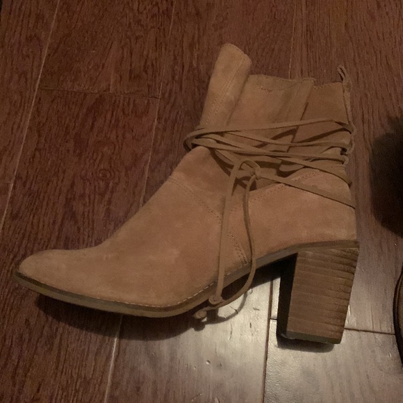 Tom’s Floppy Tie Boots 8.5 - Picture 4 of 7